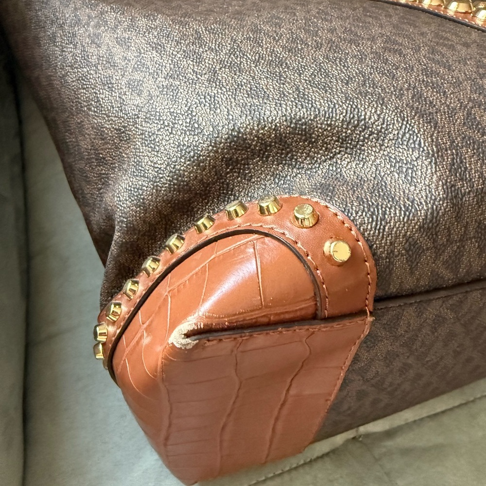 SALE🌸Michael Kors Eva Large Logo Studded CrocodileTote - Picture 8 of 11